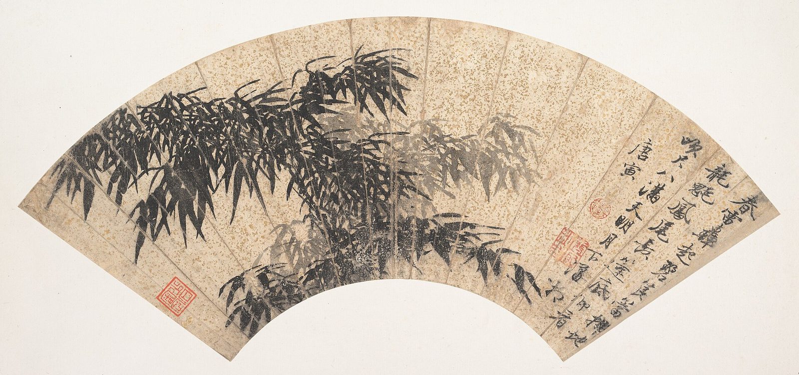 扇面水墨画：一丛竹在风中向左倾伏，竹叶浓淡相间，作被风吹卷之态