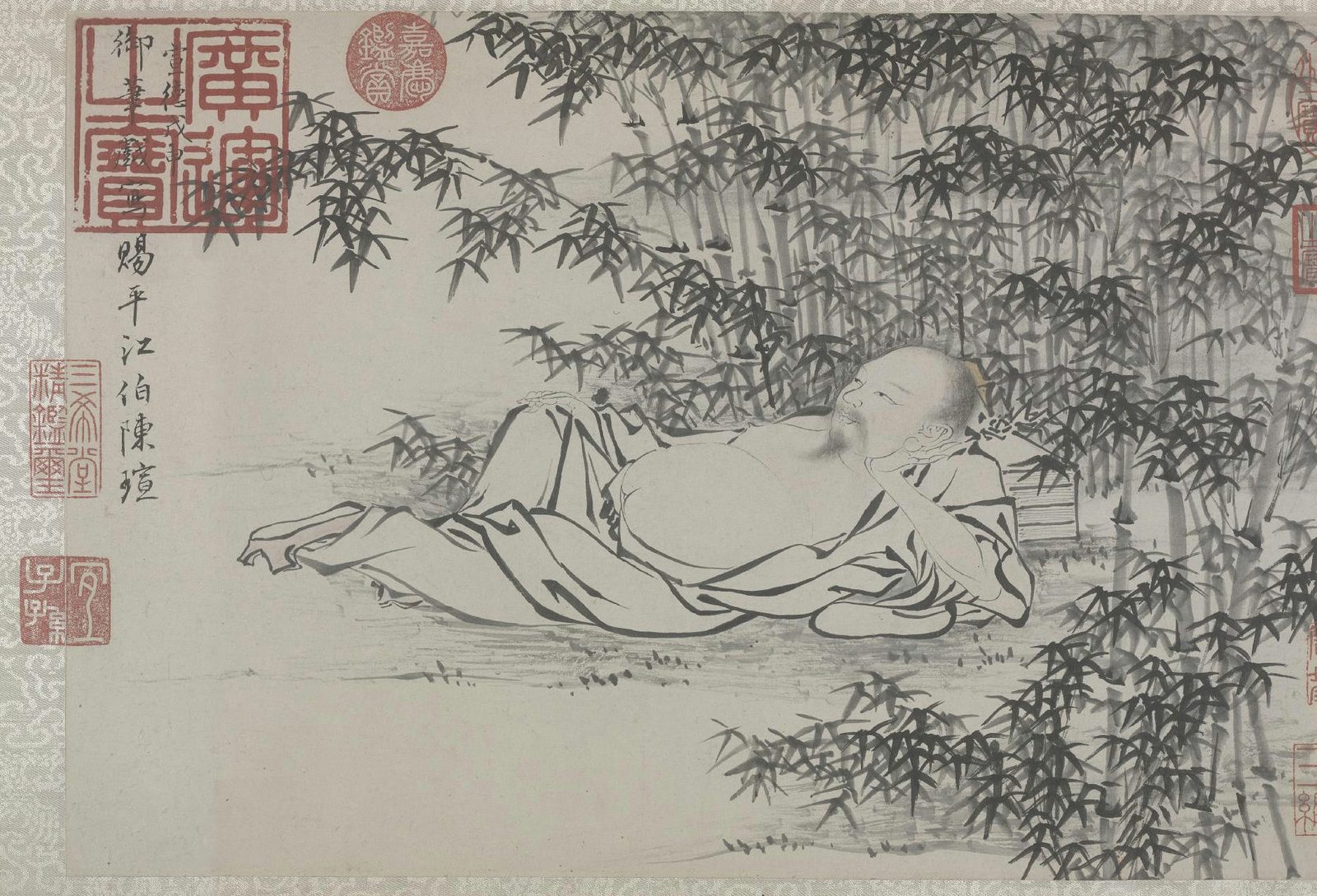 水墨画：一位老者袒腹侧卧于竹林坡地之上，以手支颐，闭目安眠